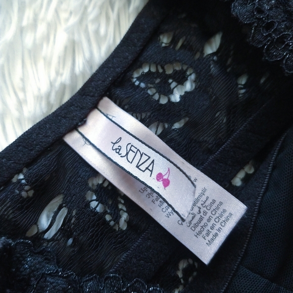 LAST CHANCELa SENZA Black Lace Bralette - Picture 3 of 8